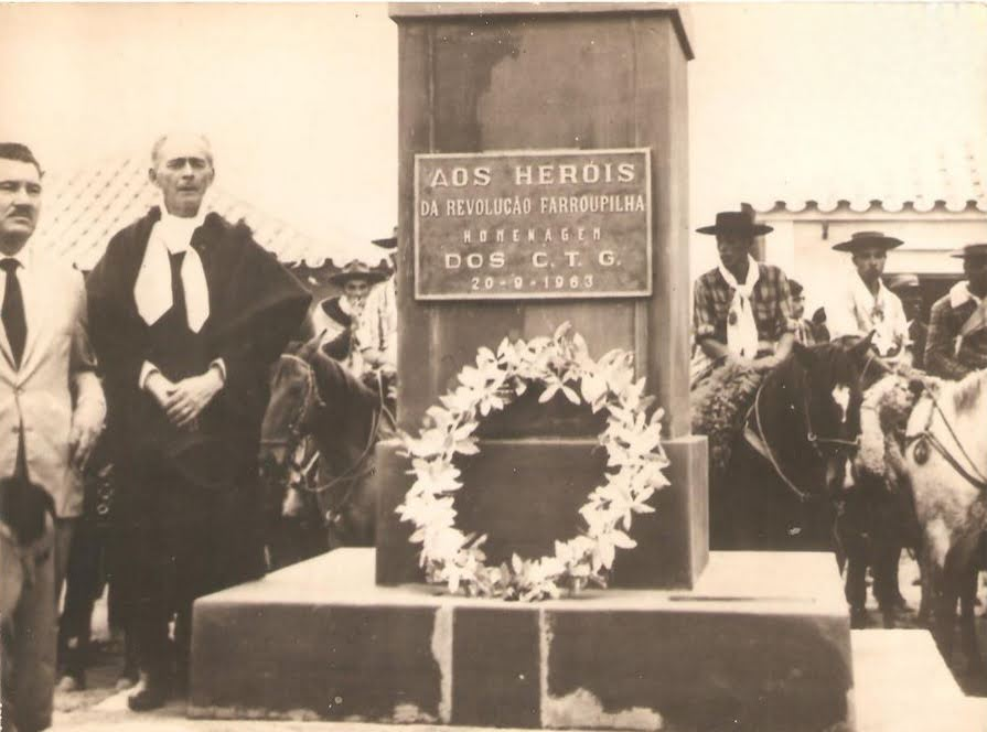Piratini - monumento Farroupilha