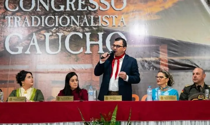 Ijuí exalta suas raízes: Palestra de Fiorin abriu o 72º Congresso Tradicionalista Gaúcho